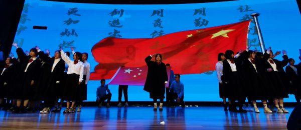 救援时尚的女孩