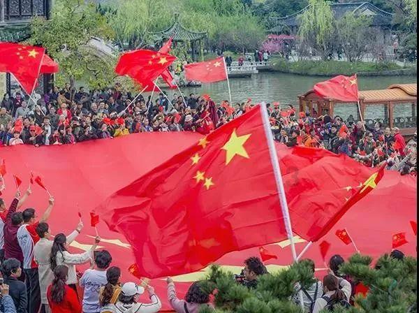 湖南一中学举办校园春晚,现场抽取20名同学免寒假作业,此外还有免费火锅奖、大礼包等
