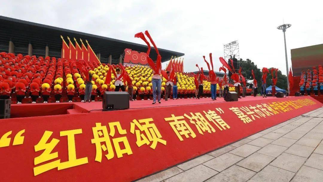远亲不如近邻！男童独自在家引发火灾邻居撬门救人