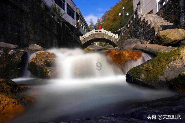 泰安一老人突发不适路边晕倒 警民合力救助