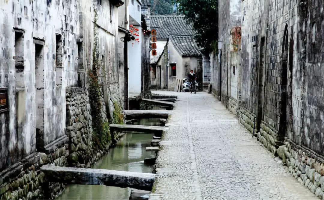 混双默契!孙颖莎晒九图告别多哈,三张照片与王楚钦引人注目