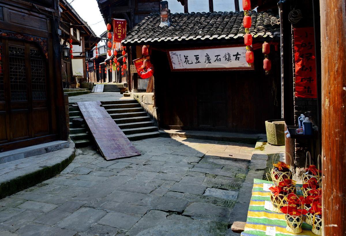 曹操实力远胜刘备,为什么诸葛亮不去投奔曹操呢?